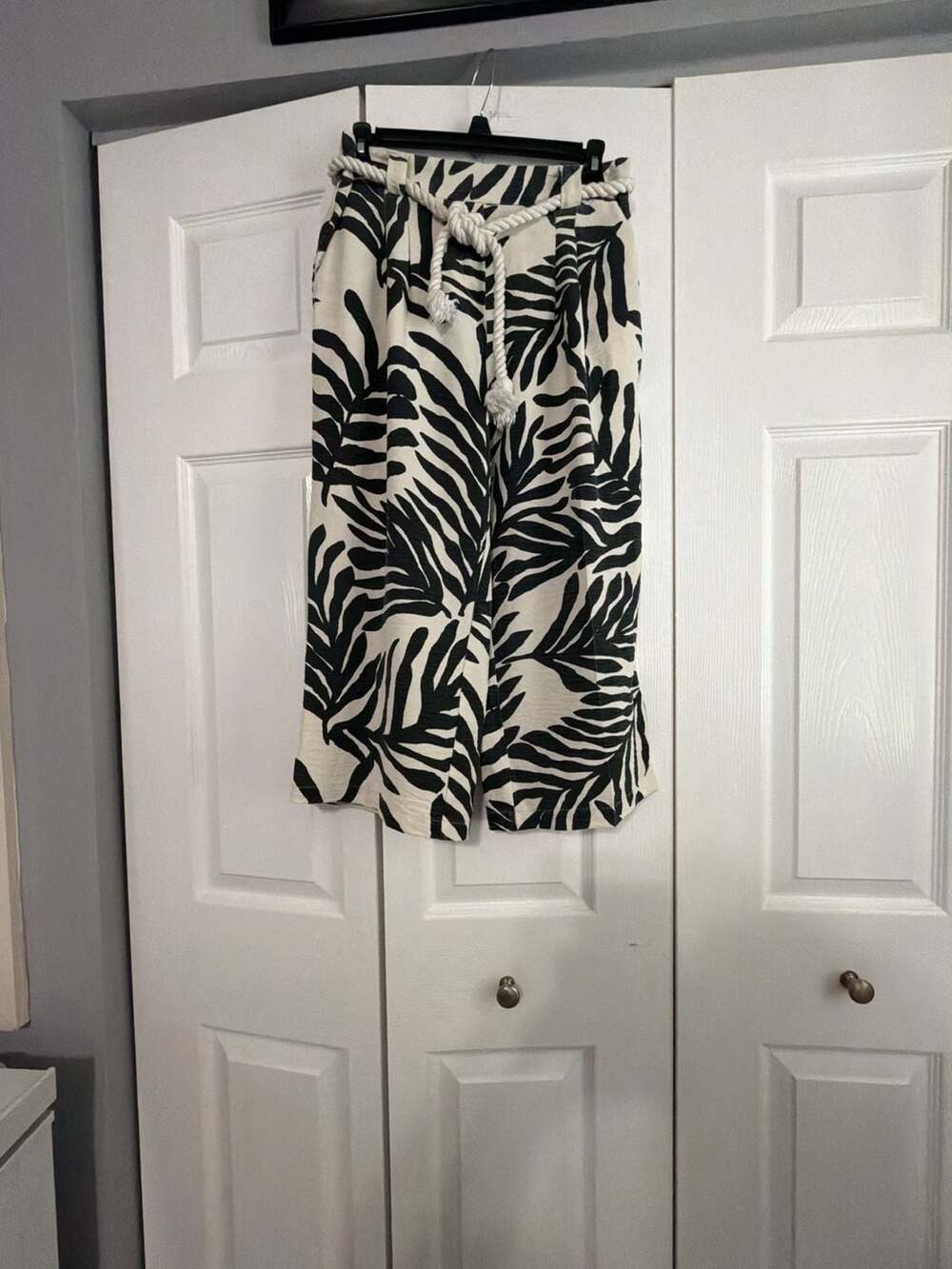 Rachel Zoe Black and White Tropical Leaf Print Wide Leg Cropped Pants